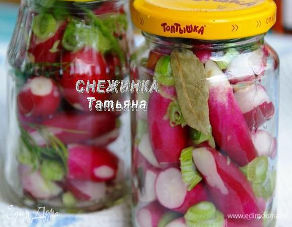 Напоминаю, что банки и крышки должны быть стерилизованы! 
Раскладываем в баночки редис, чередуя с зелёным луком. Сверху кладём целые веточки укропа, петрушки. Затем пряности - лавровый лист, гвоздичку и перец горошком. Наливаем в баночку растительное масло.
