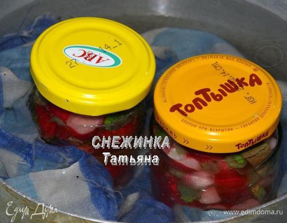 Закрываем крышками и ставим стерилизоваться на 10 минут. Для этого в кастрюлю кладём чистую тряпочку, ставим на неё банки и заливаем горячей водой "до плечиков". Доводим до кипения воду и стерилизуем закатки. 