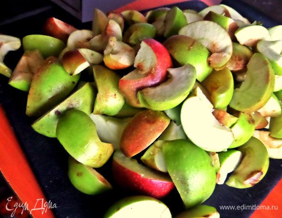 Вначале займёмся яблоками. Подойдут твёрдые, неказистые, даже с мятыми бочками, которые содержат нужный натуральный пектин. У меня садовые местные яблочки! Мне добрые люди посоветовали ни в коем случае не брать польские, которыми заполонены наши магазины круглый год!