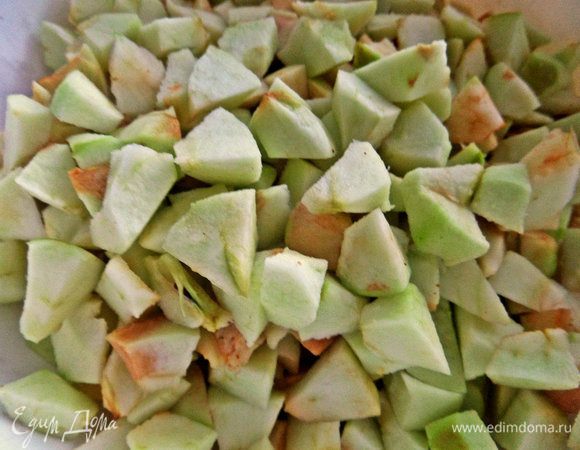 Очищаем от серединки, кожицу очищаем по желанию. Я без кожицы варила. Делим на кусочки, удобные для поедания.