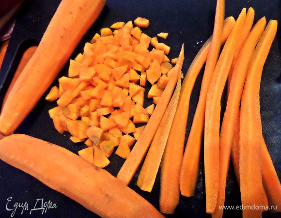 Морковь соответственно тоже чистим и делим примерно так. Я решила помельче, ну, чтобы никто не узнал морковку, пусть будет интрига!