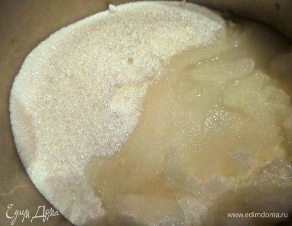 Высыпаем сахар в кастрюлю с толстым дном и добавим чуть воды (мы любим густое варенье). На медленном огне растапливаем сахар в сироп.