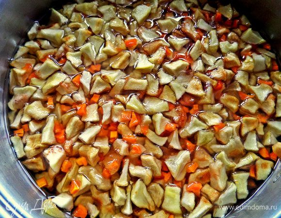 Варим, пока не исчезнет в кусочках "сыринка", да и от сорта яблок тоже зависит (мои были твёрдые, поэтому варила около получаса). А, если честно, я потом выключила и оставила до утра пропитываться сиропом.