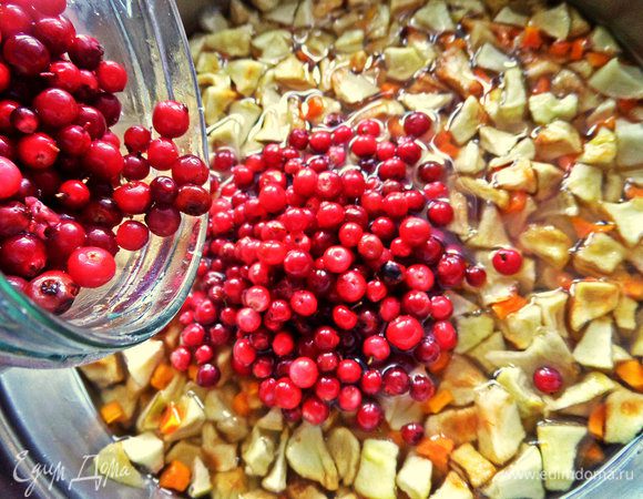 Отмеряем и высыпаем в кастрюлю. На самом деле я задумалась о покупке большой кастрюли.