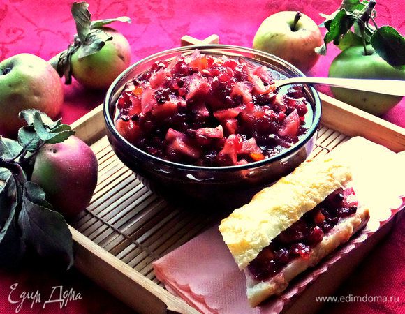 Подаём красивое и вкусное к вечернему чаю))) Остальное раскладываем по чистым баночкам, желательно небольшим - так удобнее.