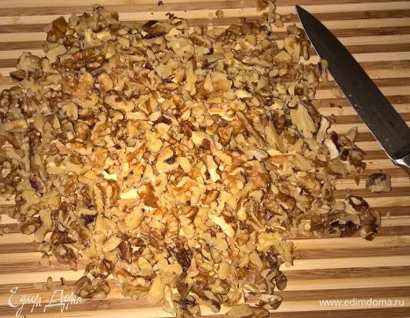 Духовку предварительно разогреваем до 180 градусов и начинаем с подготовки грецких орехов. Измельчаем их на мелкие кусочки в блендере или ножом. 1/3 от указанной порции откладываем в сторону.