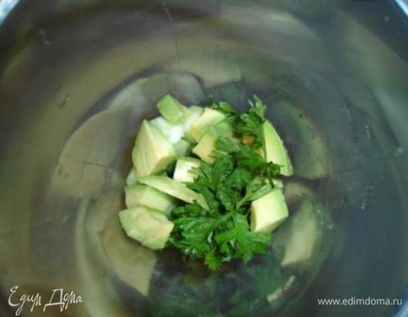 Огурец (среднего размера) очистить от кожуры, порезать. Авокадо очистить и порезать. Петрушку помыть и освободить от стеблей. Все поместить в блендер, добавить сок лимона и воду, взбить 1-2 минуты. Если вы хотите сделать смузи пожиже, добавьте побольше воды.
