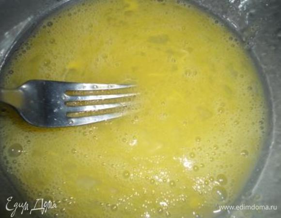 Сначала будем делать домашнюю гречневую лапшу. В миске смешаем яйцо с щепоткой соли.