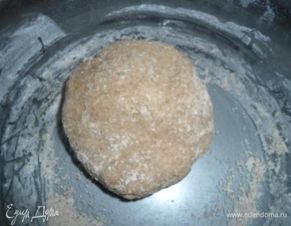 Добавляем оба вида муки и замешиваем тесто, если будет густо, добавляем чуть-чуть холодной воды. Оставляем тесто отдыхать на часок.