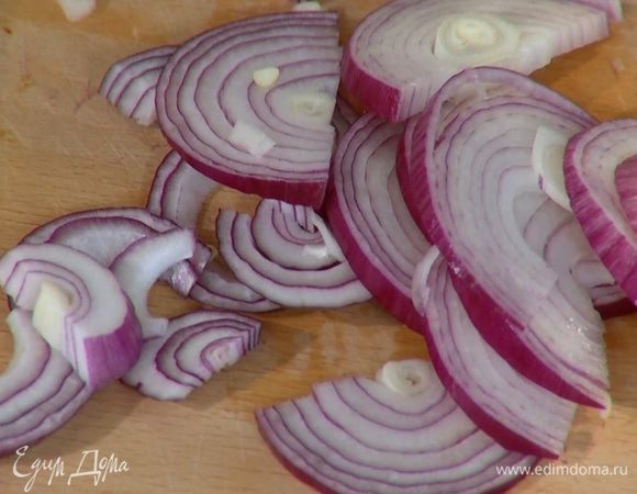 Лук почистить и нарезать полукольцами.