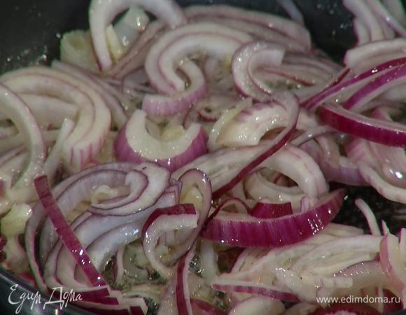 Разогреть в сковороде сливочное и оливковое масло и обжарить лук до прозрачности.