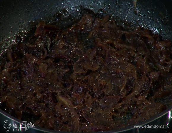 Добавить сахар, листья тимьяна, все перемешать, посолить и на медленном огне обжаривать лук 15 минут, вливая по 1 ст. ложке воды по мере необходимости.