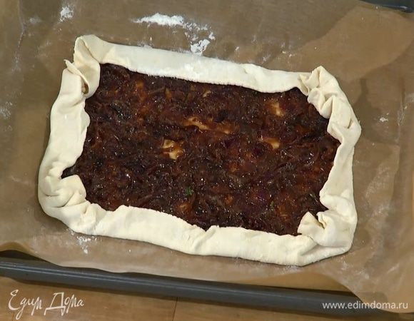 Свободные края теста защипнуть в уголках и слегка завернуть на лук.