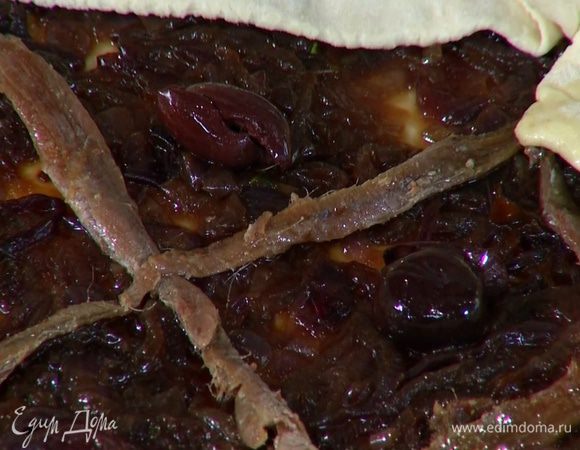 Анчоусы выложить на лук так, чтобы получился рисунок в виде ромбов, в центр каждого ромба поместить по оливке.