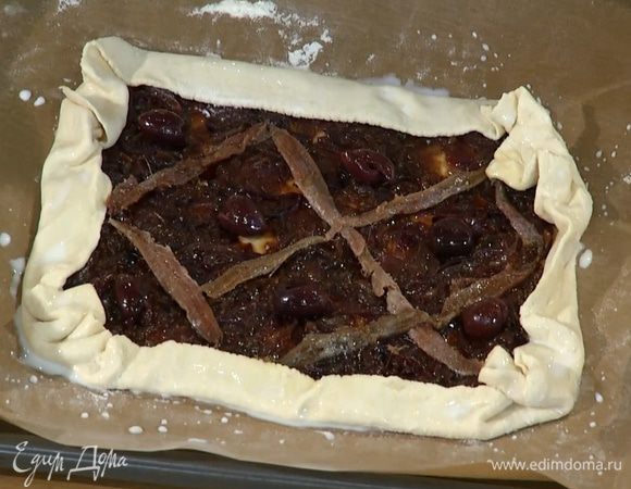 Бортики теста смазать молоком.