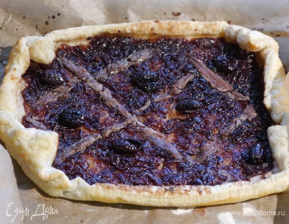 Выпекать пирог в разогретой духовке 15 минут.