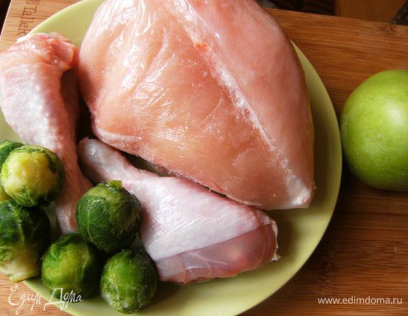 Подготовить ингредиенты для 2 видов колбасы. Оливки во втором варианте можно заменить любой смесью овощей, а капуста брокколи будут и выглядеть в колбасе красиво, и придадут ей новый вкус.