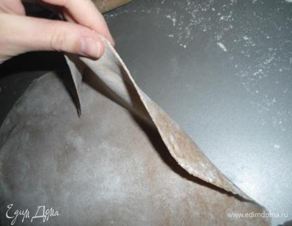 Раскатываем наше тесто (я на 2 шарика разделила) так тонко, как только у вас получится. По-хорошему, нужно эту тонкую лепешку подсушить около 3 часов, а потом нарезать.