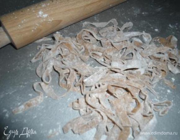 Оставшуюся лапшу (нам в суп много не надо) подсушим на присыпанном мукой противне при комнатной температуре пару дней, перемешивая ее руками время от времени. Можно эту лапшу сделать заранее и хранить в банке.