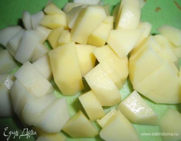 Варим суп. В кипящую подсоленную воду выкладываем фрикадельки из фарша и варим 15 минут. Потом фрикадельки нужно убрать на тарелку. В этот бульон кладем нарезанный кубиками картофель и варим 8 минут.