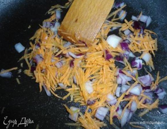 Лук, нарезанный кубиками, и натертую на терке морковь пассеруем на растительном масле около 5 минут и добавляем в суп к картофелю. Добавляем нашу домашнюю лапшу и отварные фрикадельки и варим еще 4-5 минут до готовности картофеля.