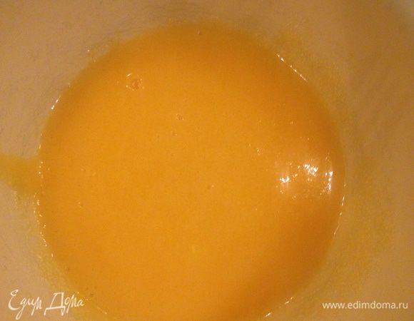 Отделяем белки от желтков. Желтки растираем с сахзамом. 