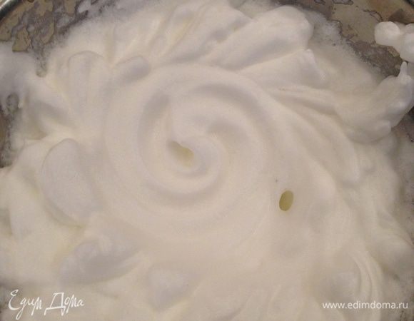 Белки взбиваем до устойчивых пиков.