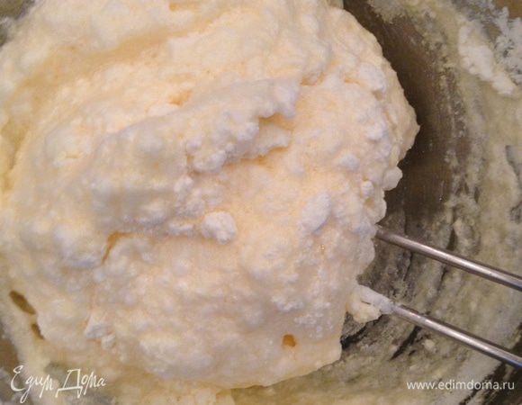 Смешиваем оставшиеся сухие продукты и просеиваем в яичную смесь. Также осторожно перемешиваем, чтобы белки не осели.