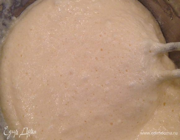 Переливаем тесто в форму (желательно разъемную)  и ставим в разогретую до 180 градусов духовку минут на 10 до "сухой палочки".