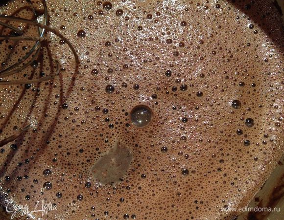 В это время займемся глазурью.
Смешиваем все ингредиенты в небольшой кастрюле и ставим на маленький огонь. Постоянно помешивая, доводим до кипения, но не кипятим! Глазурь слегка загустеет и станет пенообразной.