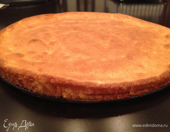 Немного остывший бисквит достаем из формы.