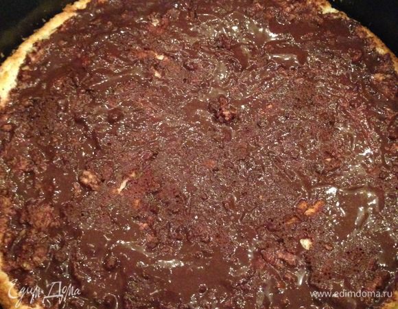 Пропитываем парой ложек глазури (бОльшая часть глазури останется для покрытия верхней части суфле).