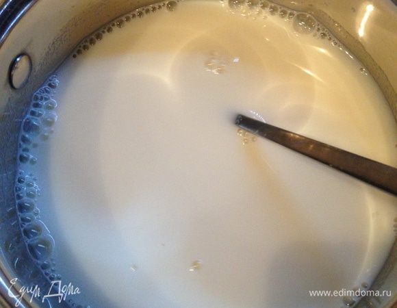 Готовим суфле.
Агар-агар растворяем в молоке, доводим до кипения и кипятим в течении минуты, постоянно перемешивая. Немного остужаем.
