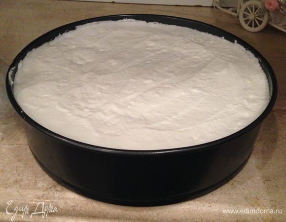 Пропитанный бисквит ставим обратно в форму и заливаем сверху суфле. Разравниваем его.