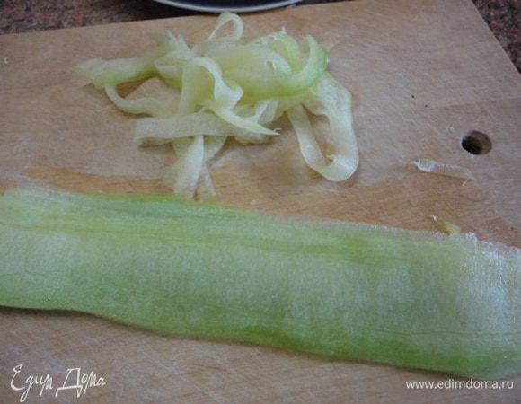 Чечевицу промыть и поставить варить в воде в соотношении 1 к 2. Пока чечевица варится, цукини или кабачки нарежьте с помощью овощечистки тонкими пластинками, а потом уже ножом нарежьте лапшу.