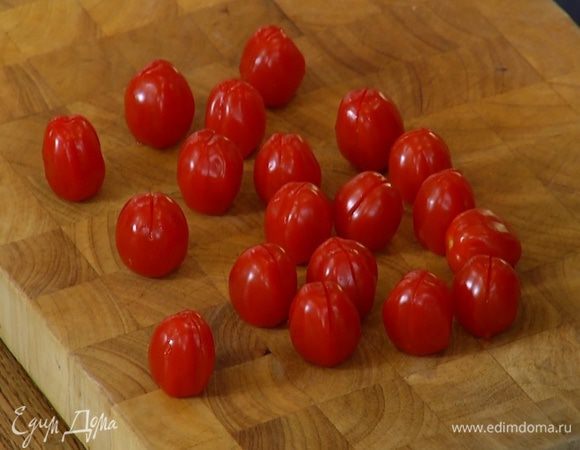 Помидоры разрезать вдоль на 2/3, не прорезая до конца.