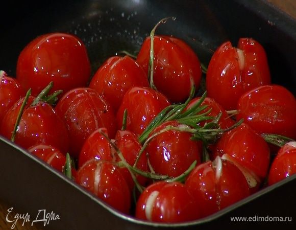 Выложить помидоры в небольшой противень, посыпать листьями розмарина, посолить, поперчить и полить оливковым маслом.