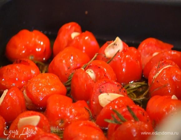 Понизить температуру в духовке до 140°С и томить помидоры час-полтора (чем крупнее помидоры, тем дольше), затем остудить.