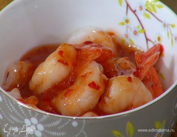 Креветки разморозить, затем залить чили-соусом, перемешать и дать постоять.