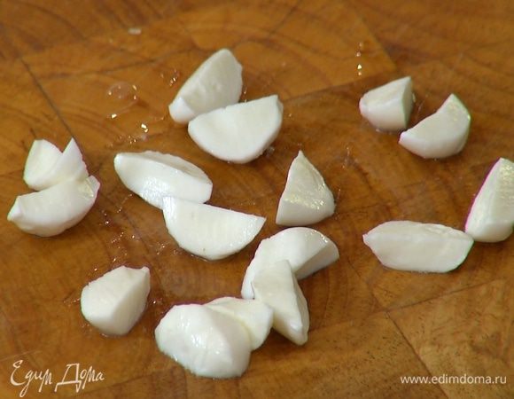 Шарики моцареллы разрезать на 4 части.