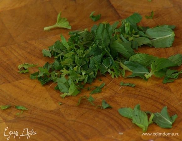 Листья мяты мелко порубить.
