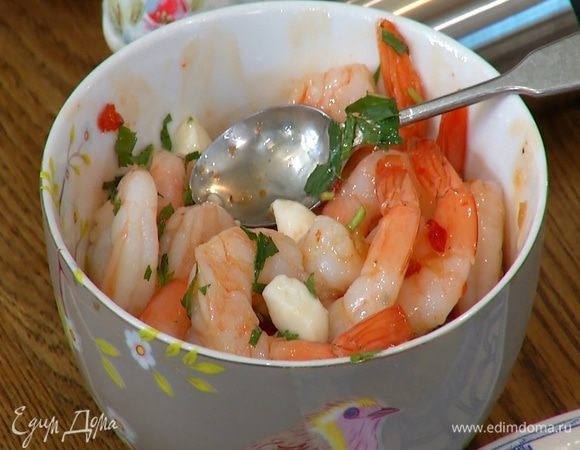 Перемешать креветки с моцареллой и мятой.