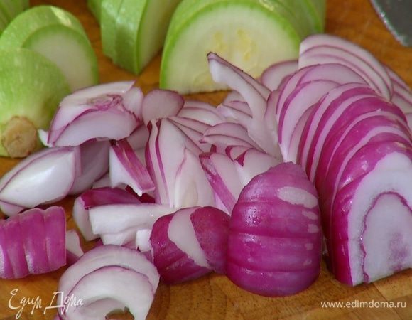 Красный лук почистить и порезать небольшими кусочками.