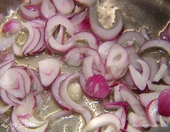 В тяжелой кастрюле разогреть оливковое масло и выложить лук.