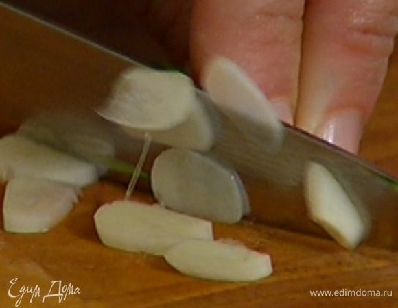 Оставшийся зубчик чеснока почистить, нарезать кружками и добавить к луку, все обжарить до прозрачности.