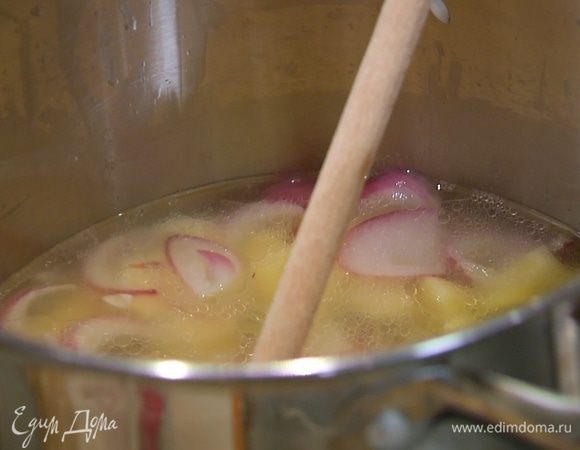 Влить горячий бульон, так чтобы овощи были покрыты, и варить около 10 минут.