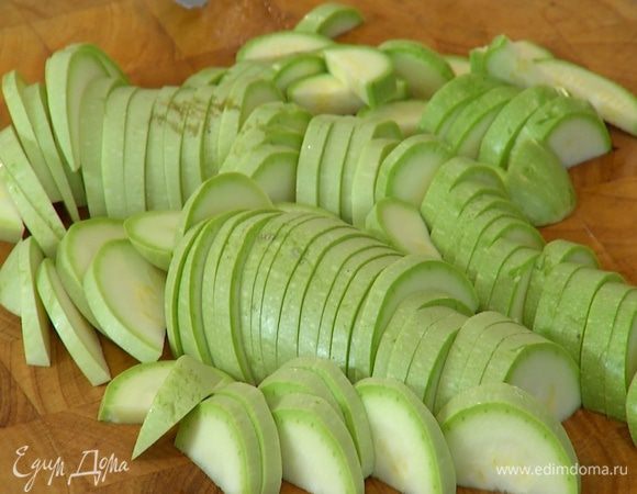 Кабачки порезать полукружьями, добавить в суп, влить еще овощного бульона, так чтобы овощи были покрыты, и продолжать прогревать на небольшом огне.