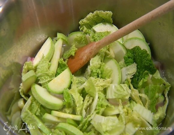 Пекинскую капусту крупно порезать, добавить в суп, все посолить, поперчить, перемешать и варить до готовности.