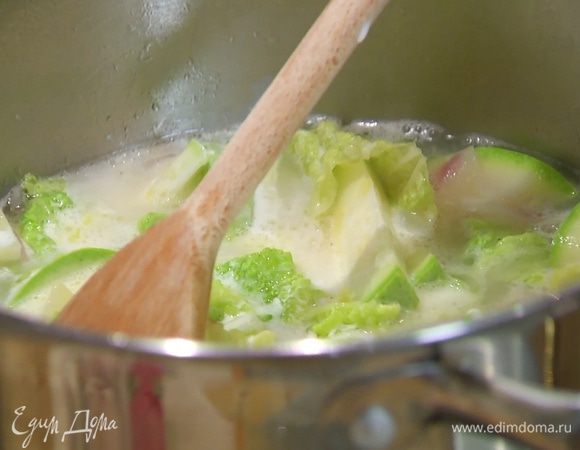 В готовый суп влить сливки, выключить огонь и все перемешать.