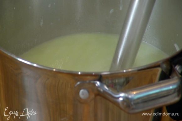 Взбить суп в кастрюле погружным блендером в однородную массу, затем посыпать листьями тимьяна (немного тимьяна оставить).